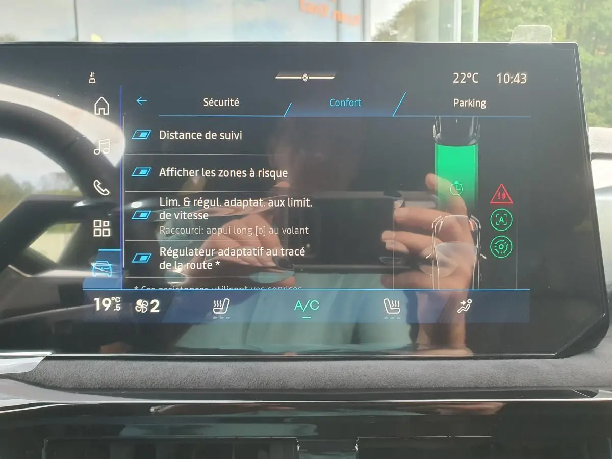 Écran tactile central de la Renault Clio VI noire étoile affichant les réglages de sécurité et confort.