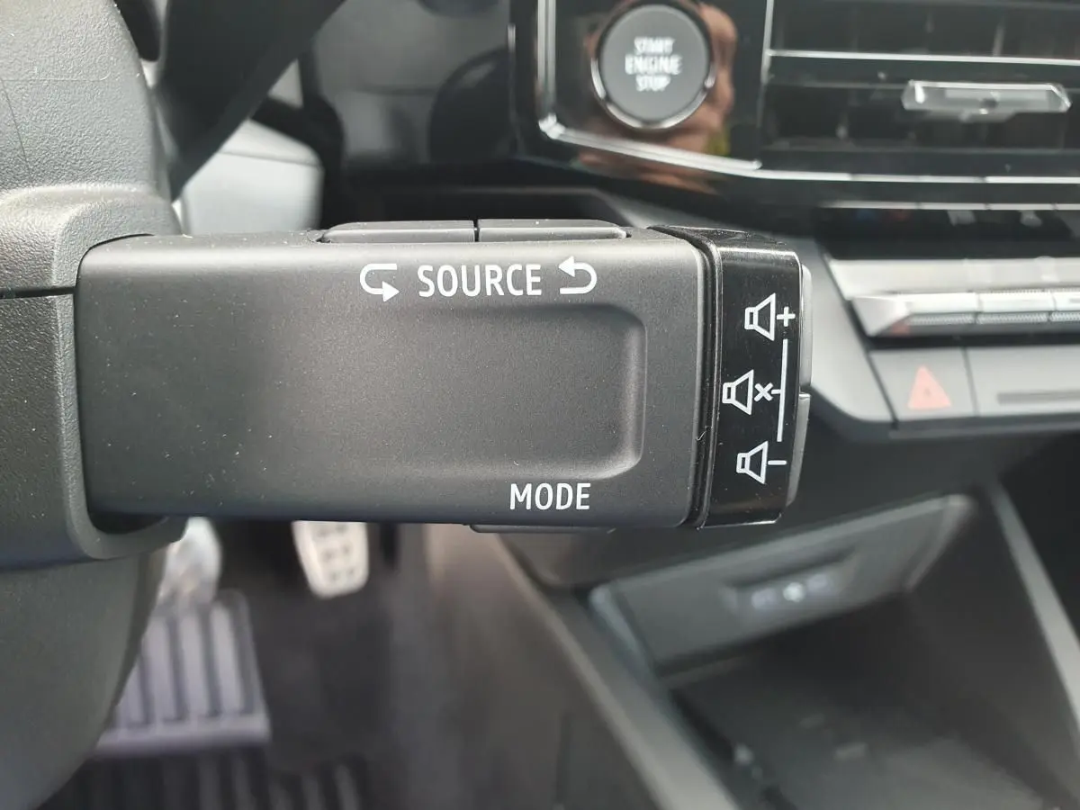 Gros plan sur la commande de source et mode audio noire dans l’habitacle de la Renault Clio VI 2026.