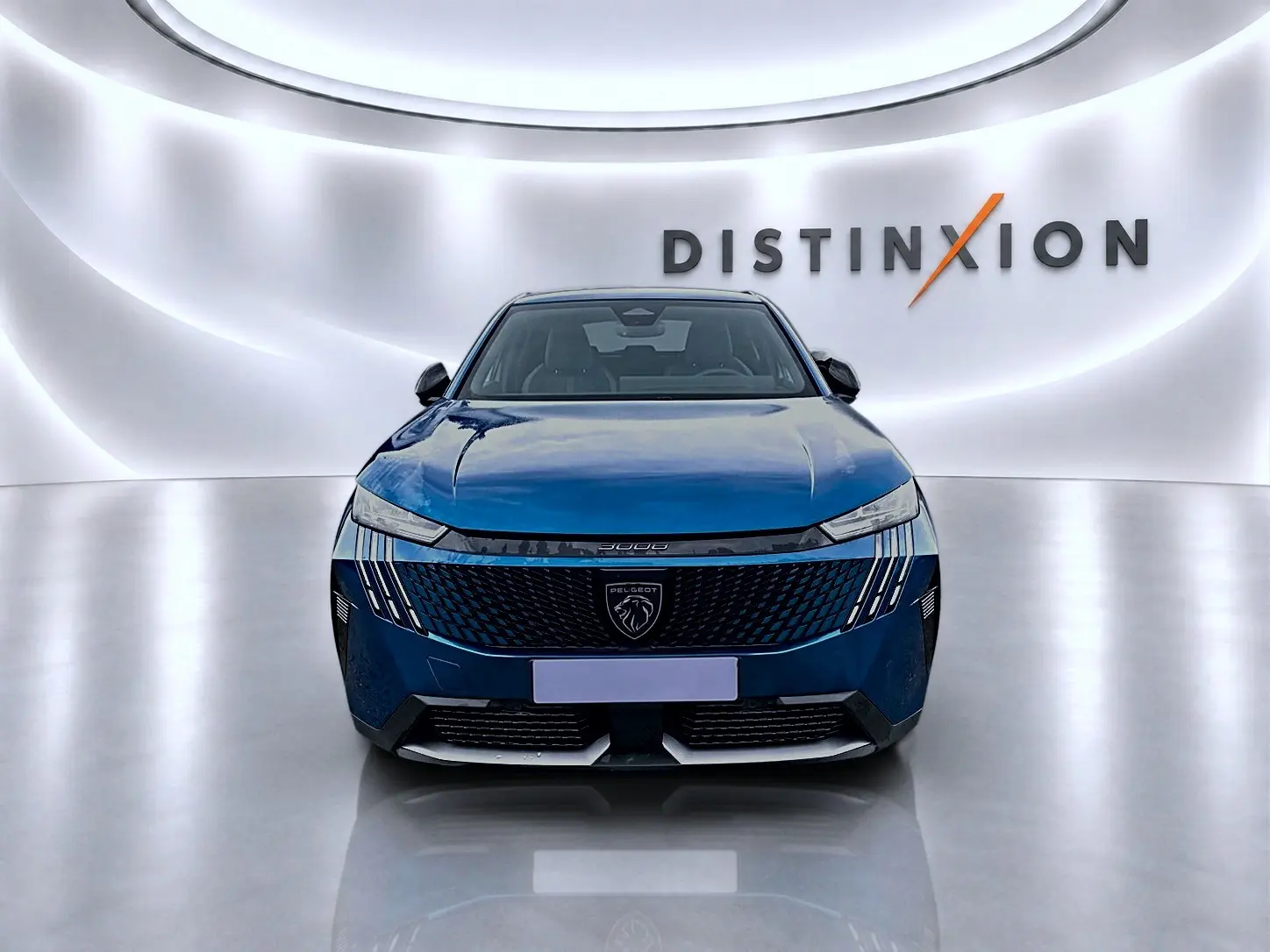 Vue frontale du Peugeot 3008 bleu obsession 2025 dans un showroom au design épuré avec logo Distinxion en arrière-plan.