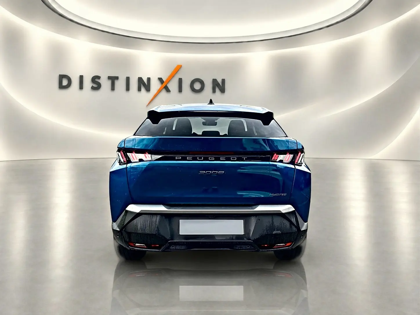 Vue arrière du Peugeot 3008 bleu obsession 2025 dans un showroom lumineux avec logo Distinxion en arrière-plan.