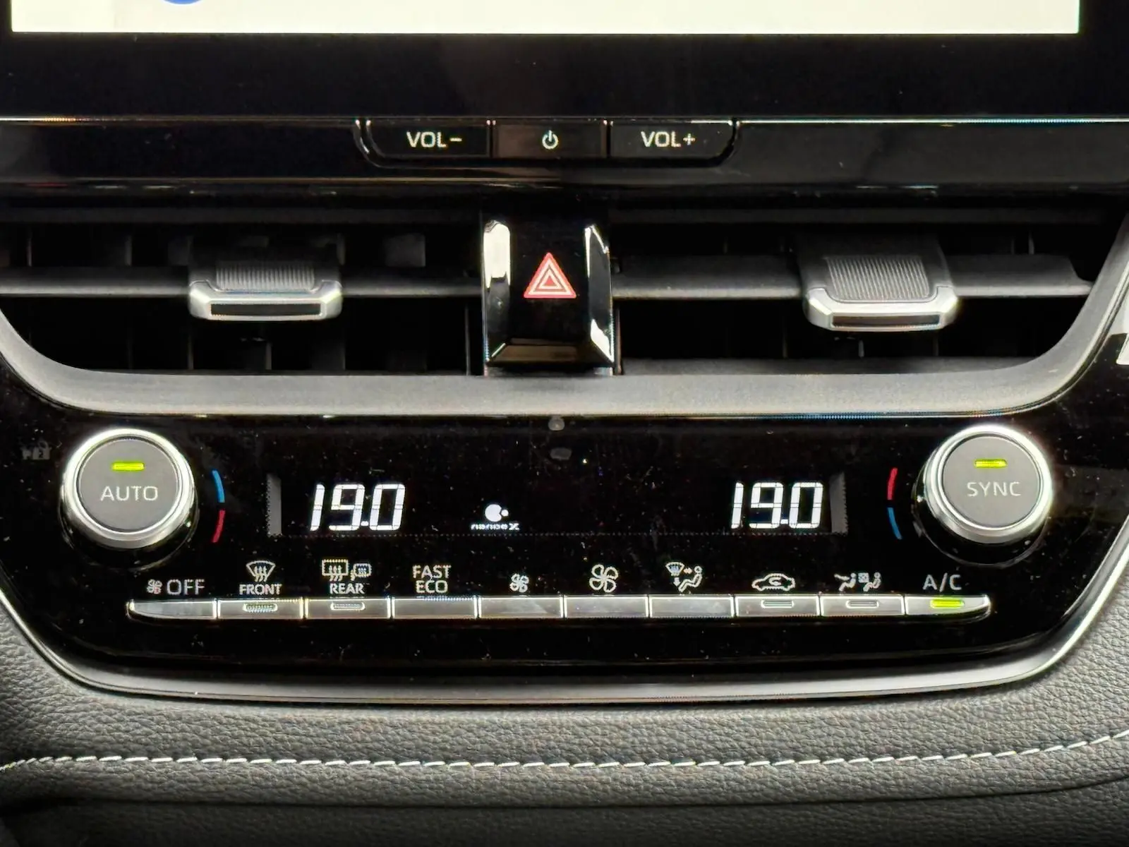 Panneau de climatisation digital de la Toyota Corolla Touring Sport 2025, affichant 19°C en mode automatique.