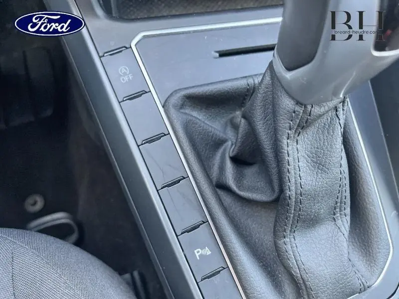 Gros plan sur la console centrale et levier de vitesse cuir noir d'une Volkswagen Polo 1.0 TSI R-Line 2022 couleur Reflet d'Argent.