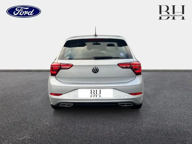 Vue arrière d'une Volkswagen Polo 2022 en Reflet d'Argent métallisé avec feux arrière LED et double sortie d'échappement.