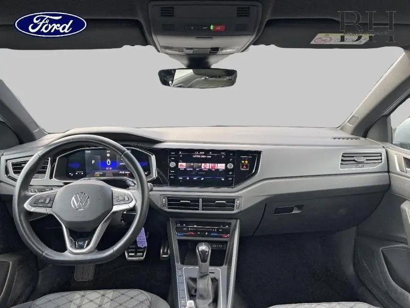 Vue intérieure frontale du tableau de bord et volant cuir multifonction d'une Volkswagen Polo 2022 Reflet d'Argent.