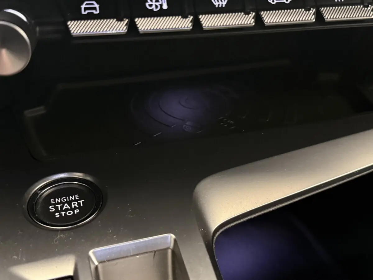 Gros plan sur le bouton start/stop et la console centrale noire de la Peugeot 308 SW gris foncé, version 2022.