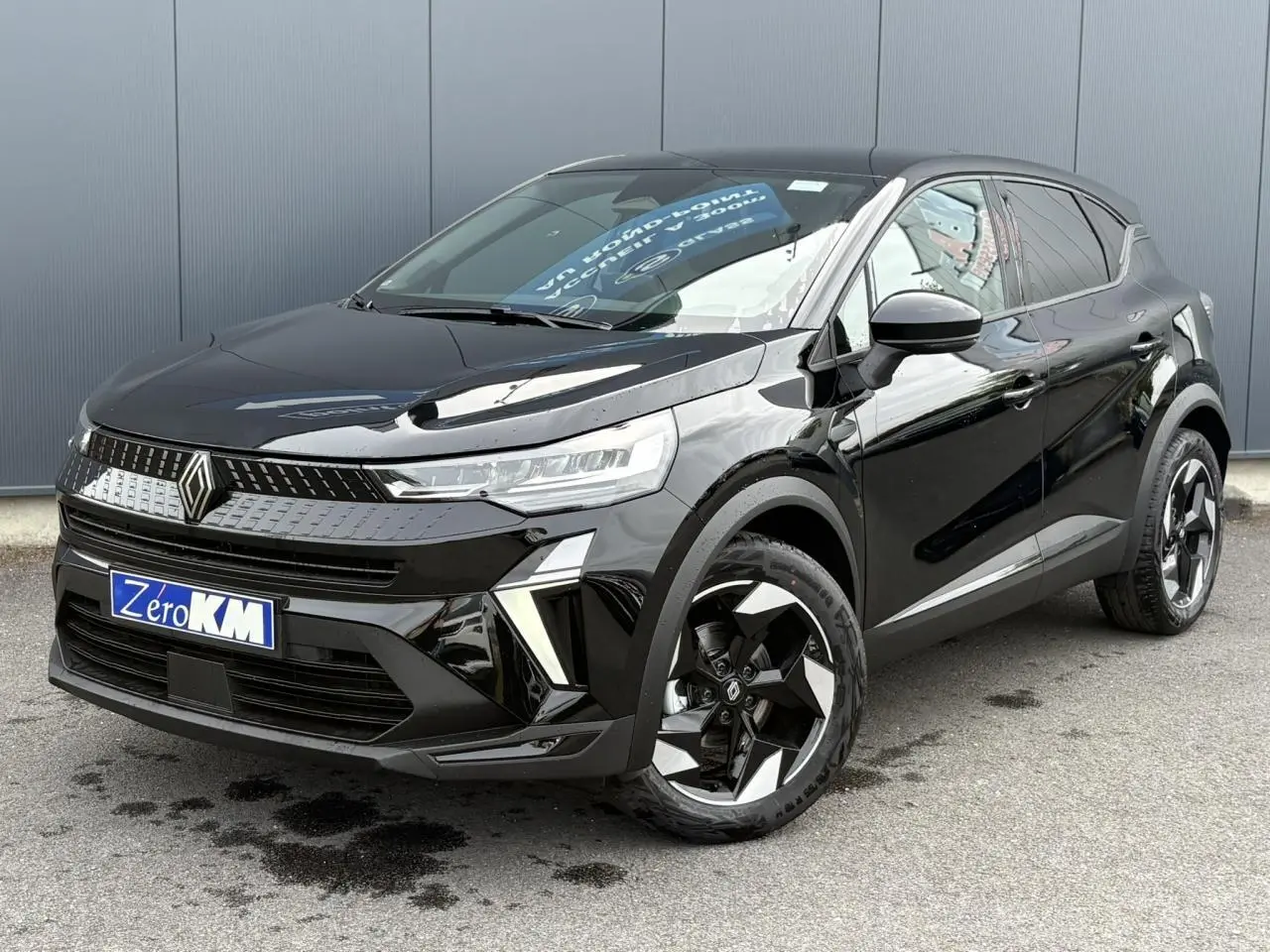 Renault Captur ECO-G 100 Techno noir étoile, vue 3/4 avant droit avec jantes aluminium 18 pouces Black Hole.