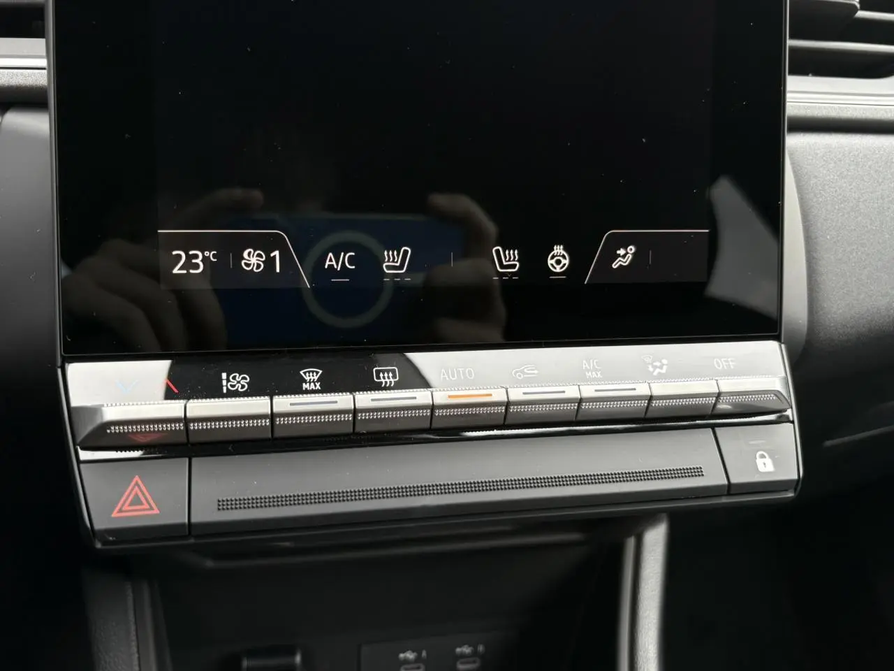Détail de la console centrale avec commandes climatisation et écran tactile du Renault Captur Noir Étoile 2025.