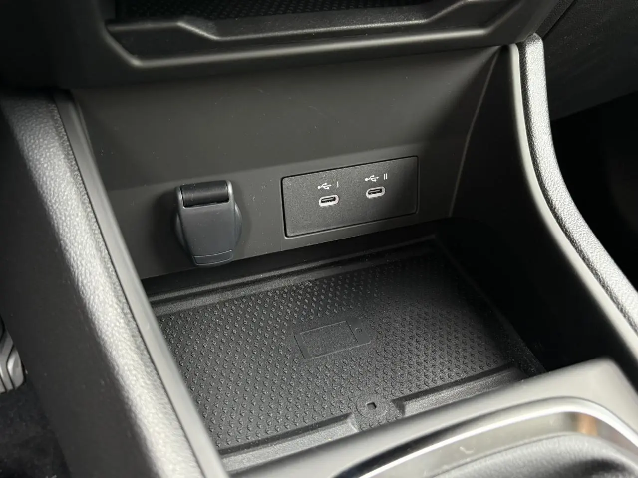 Gros plan sur la console centrale noire du Renault Captur 2025 avec double ports USB-C et prise 12V.