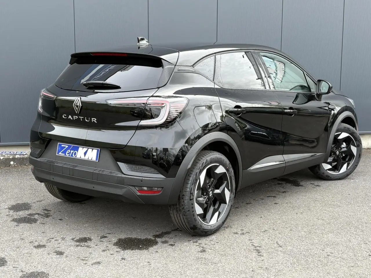 Vue 3/4 arrière droite du Renault Captur Noir Étoile 2025 avec jantes aluminium 18 pouces et vitres surteintées.