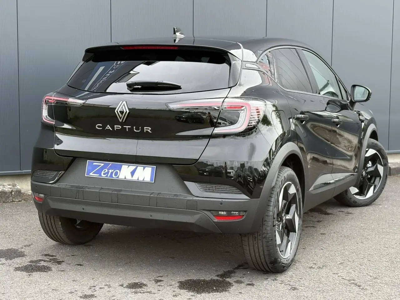 Vue 3/4 arrière droite du Renault Captur noir étoile avec jantes aluminium 18 pouces et feux LED distinctifs.