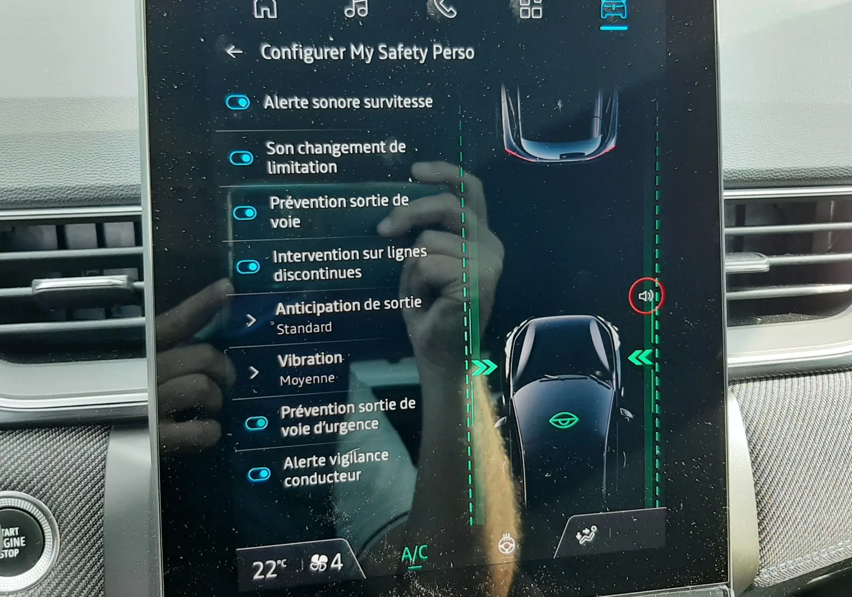 Écran tactile central du Renault Captur 2024 affichant les options d'assistance à la conduite et sécurité.