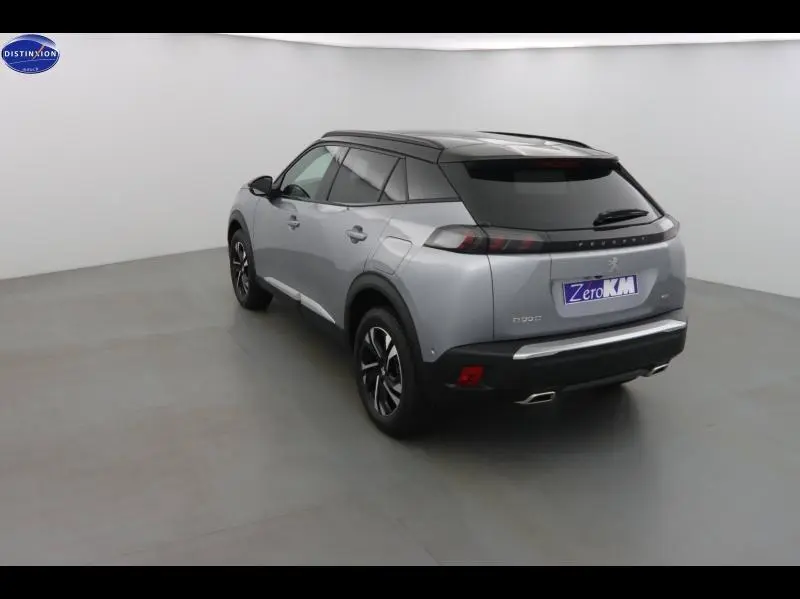 Peugeot 2008 gris Artense vue 3/4 arrière droit, toit noir et feux arrière LED distinctifs.
