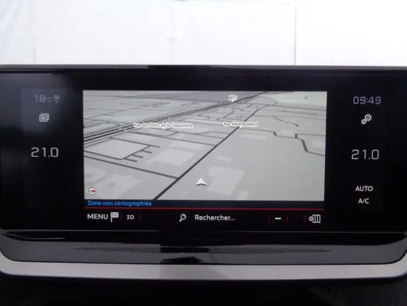 Écran tactile du système de navigation du Peugeot 2008 2023 affichant une carte en noir et blanc.