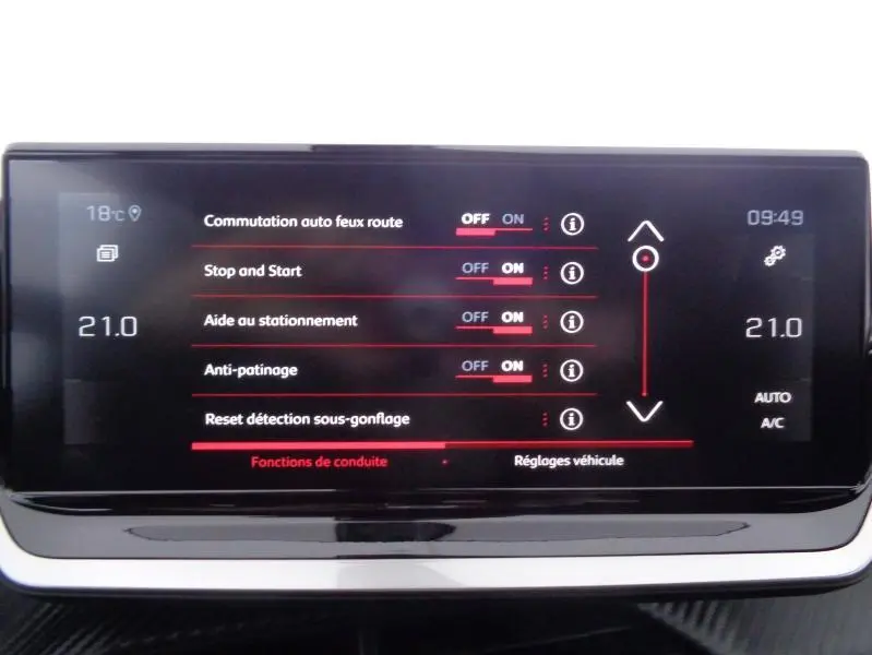 Écran tactile central du Peugeot 2008 2023 affichant les réglages d'aides à la conduite et climatisation à 21°C.