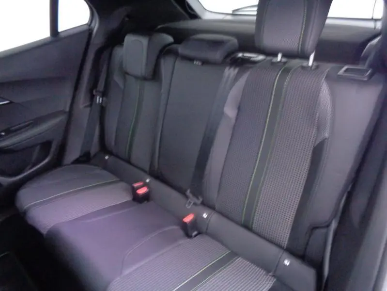 Vue intérieure du siège arrière du Peugeot 2008 gris Artense, avec sellerie tissu tri-matières et surpiqûres vertes.