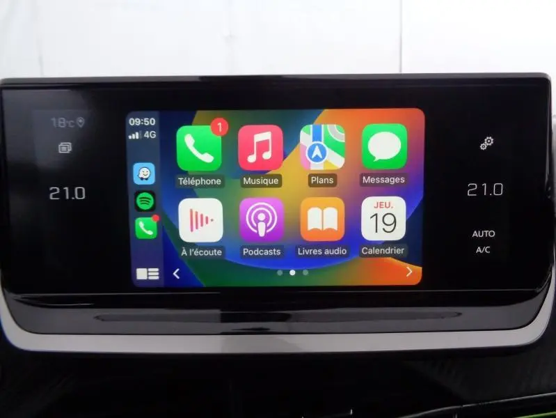 Écran tactile central du tableau de bord du Peugeot 2008 gris Artense, affichant les applications connectées.