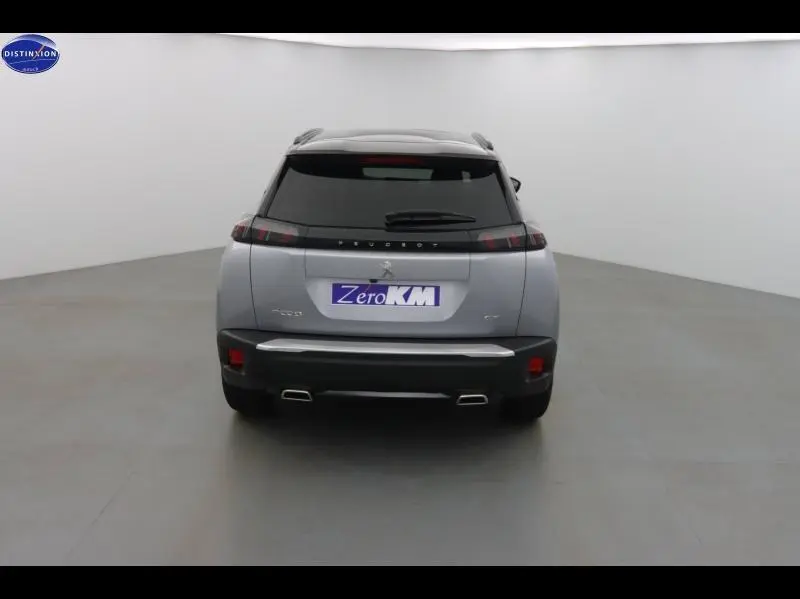 Vue arrière d'un Peugeot 2008 gris Artense avec toit noir et feux arrière LED distinctifs.