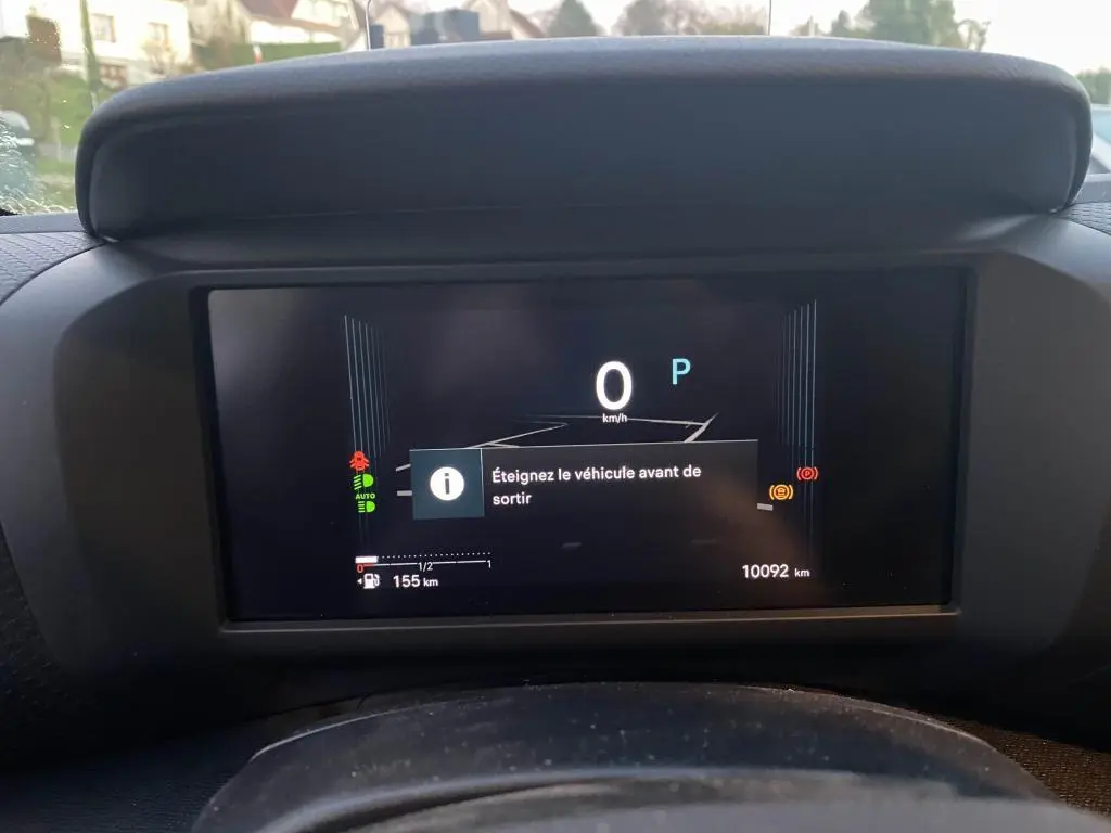 Affichage numérique du tableau de bord de la Citroën C4 2025, montrant la vitesse à 0 km/h et un message d'alerte.