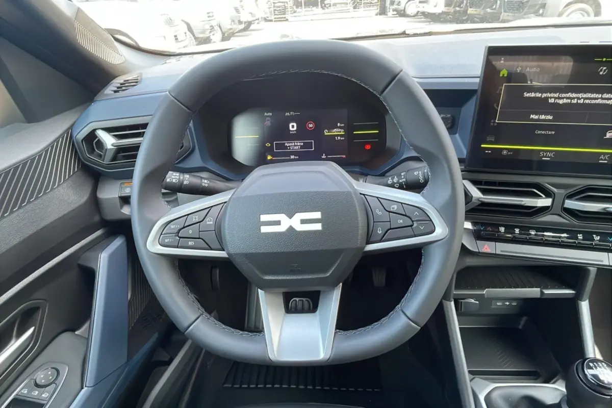 Vue intérieure centrée sur le volant cuir et le tableau de bord numérique du Dacia Bigster 2025, version TCE 130 4x4 Expression Plus.