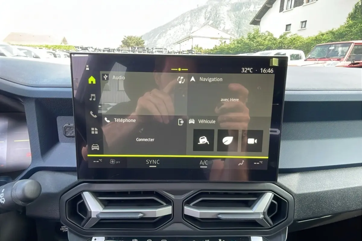 Écran tactile central 10,1 pouces du tableau de bord du Dacia Bigster 2025 avec commandes multimédia et navigation.