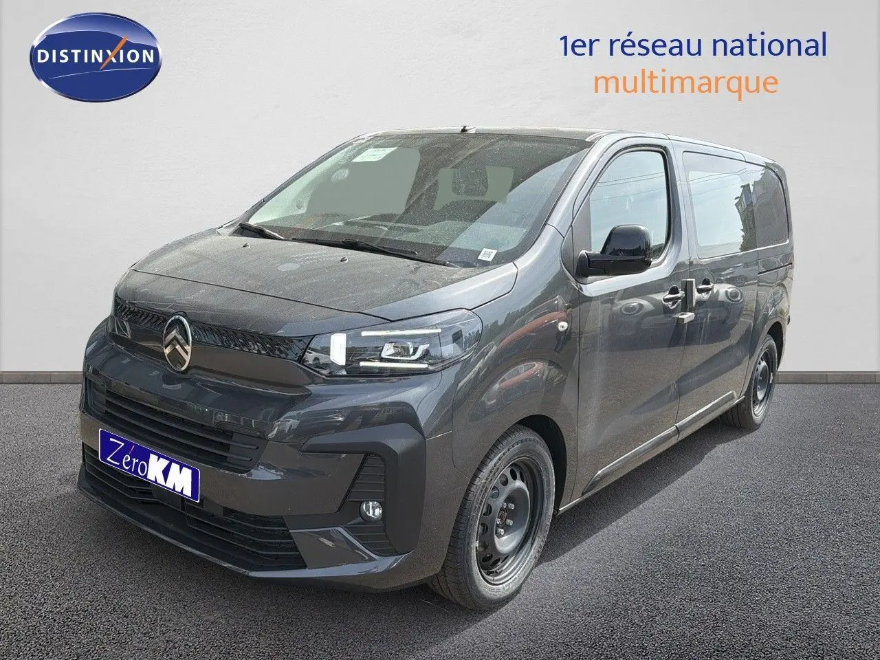 Vue 3/4 avant droit d'un Citroën Jumpy cabine approfondie gris titane métal avec calandre noire et jantes acier.