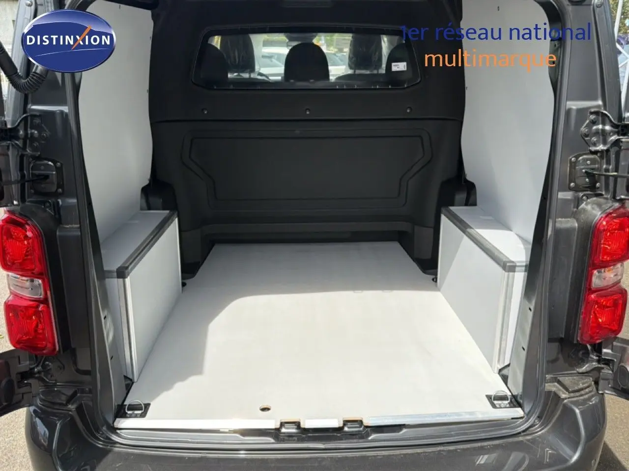 Vue arrière du Citroën Jumpy cabine approfondie gris titane métal, montrant l’espace de chargement aménagé et vide.