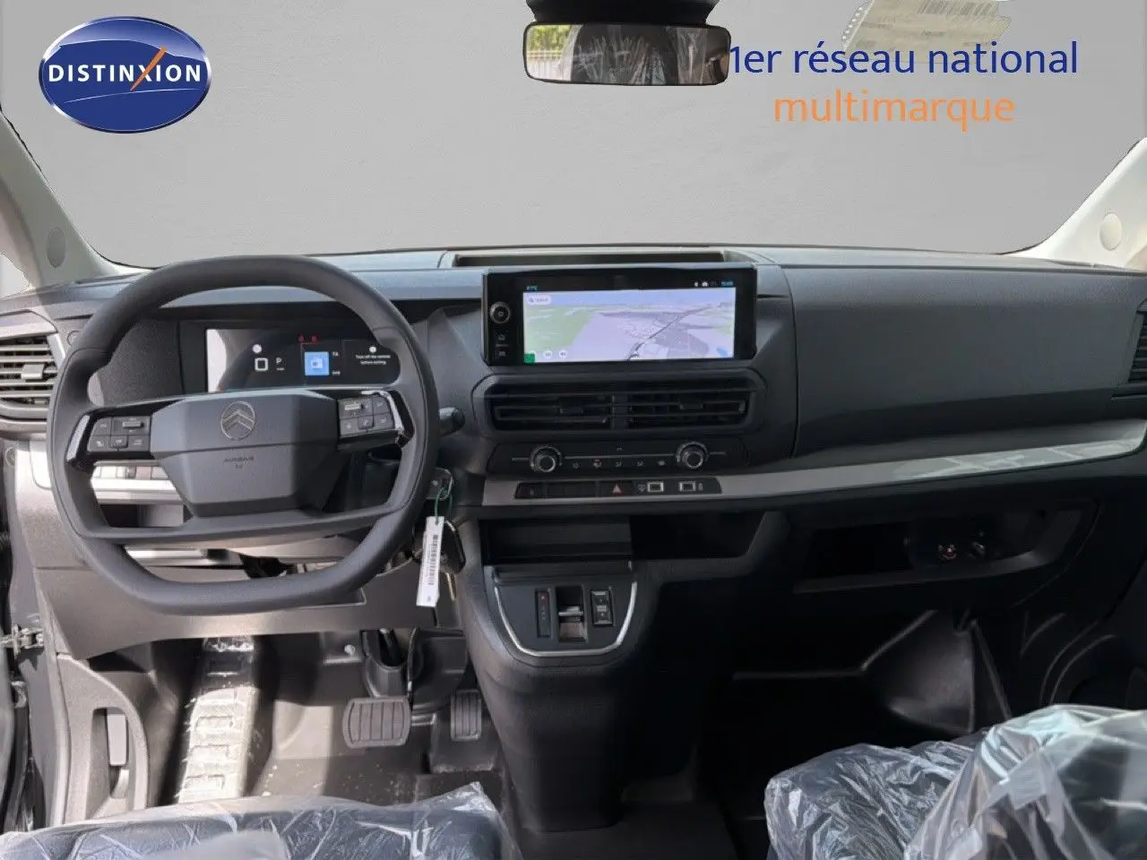 Vue intérieure avant du Citroën Jumpy Cabine Approfondie gris titane, tableau de bord avec écran tactile et volant multifonction.