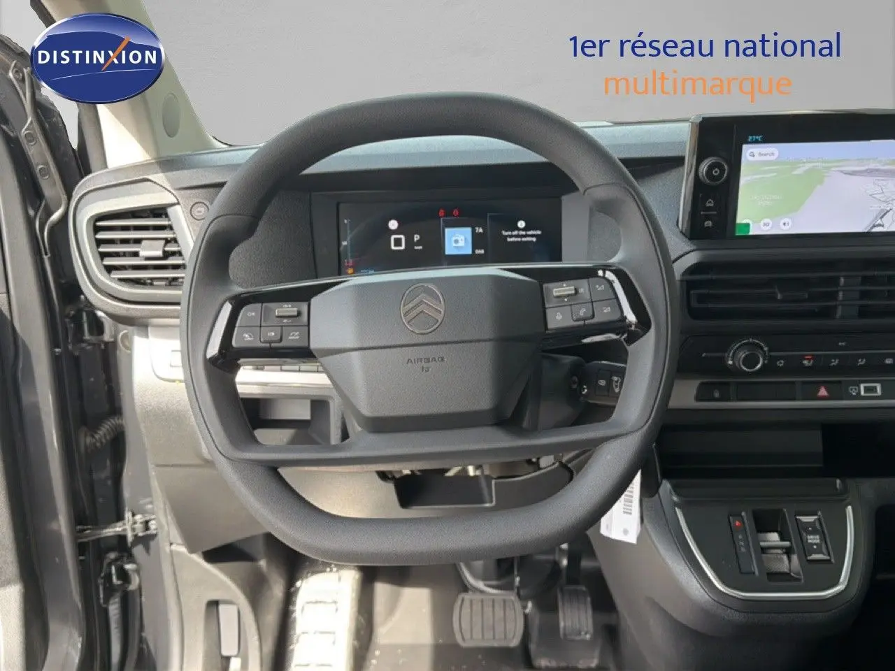 Vue intérieure centrée sur le volant Citroën d'un Jumpy cabine approfondie 2026 avec tableau de bord digital et écran GPS.