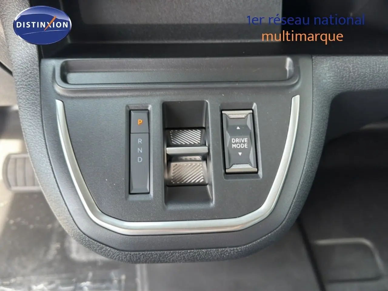 Gros plan sur la console centrale du Citroën Jumpy cabine approfondie 2026, avec commandes de boîte auto et mode de conduite.