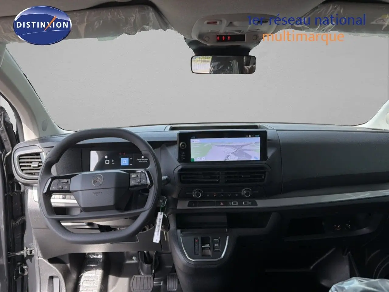 Vue intérieure avant du Citroën Jumpy Cabine Approfondie gris titane, tableau de bord avec écran tactile et volant multifonction.