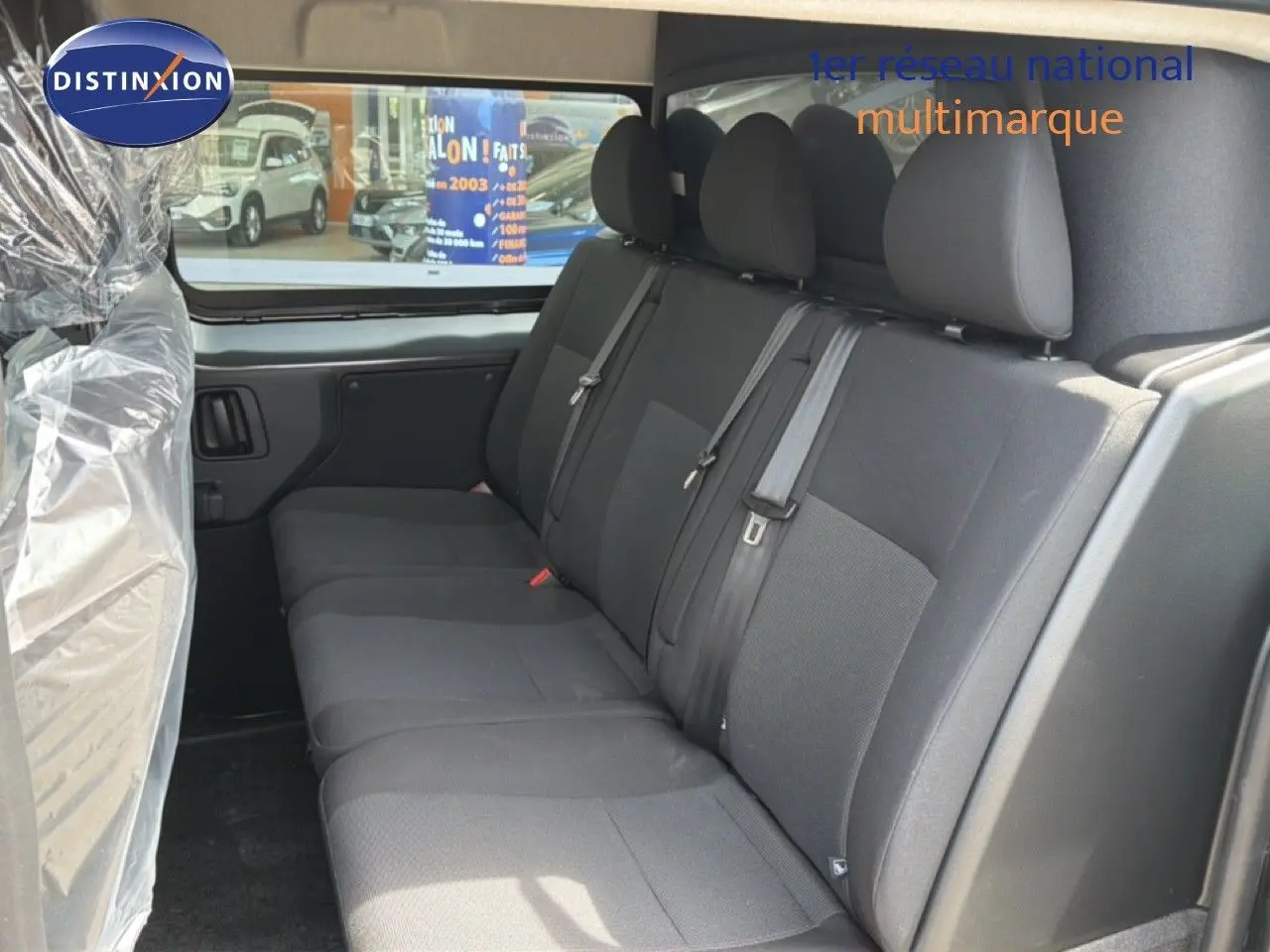 Vue intérieure côté droit des sièges arrière noirs en tissu du Citroën Jumpy Cabine Approfondie gris titane, avec ceintures de sécurité visibles.