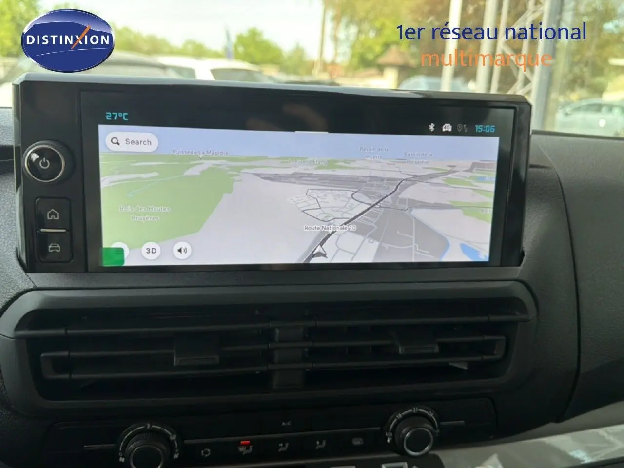 Écran tactile central affichant la navigation GPS dans l'habitacle du Citroën Jumpy Cabine Approfondie gris titane.