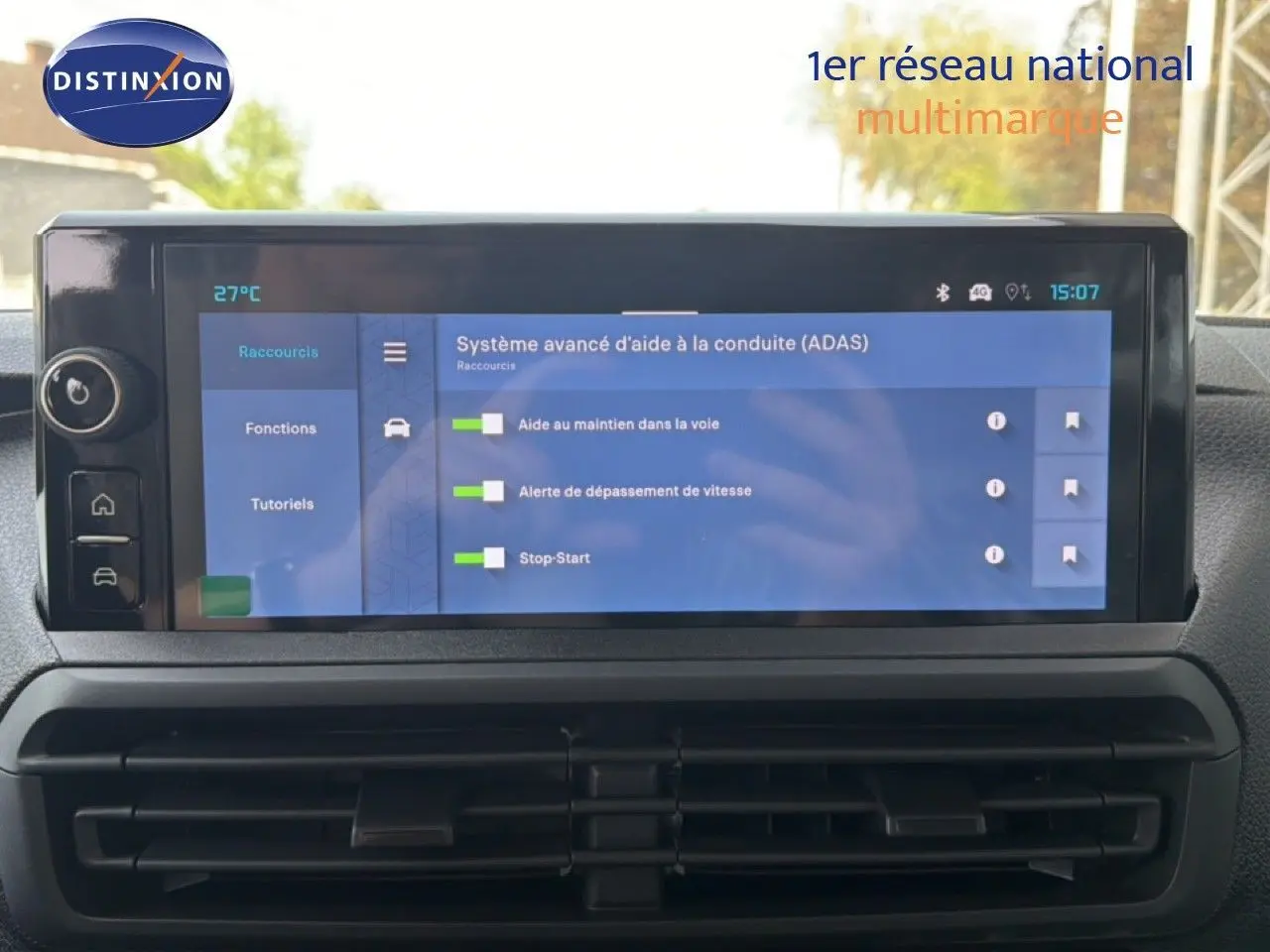 Écran tactile du système d'aide à la conduite dans l'habitacle du Citroën Jumpy Cabine Approfondie gris titane, vue de face.