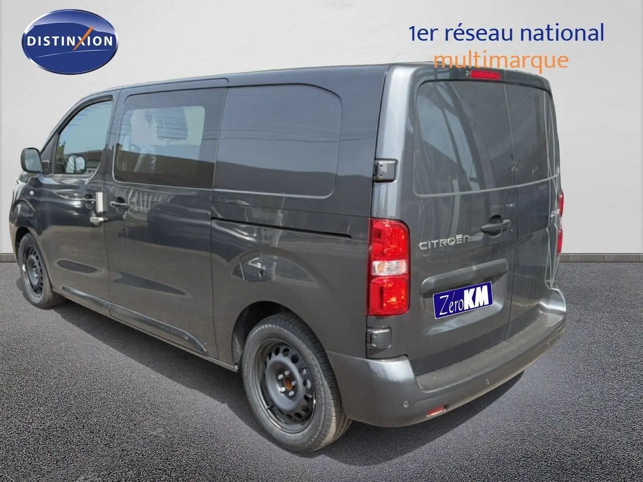 Vue 3/4 arrière droite d’un Citroën Jumpy cabine approfondie gris titane métal, avec hayon fermé et jantes acier noires.