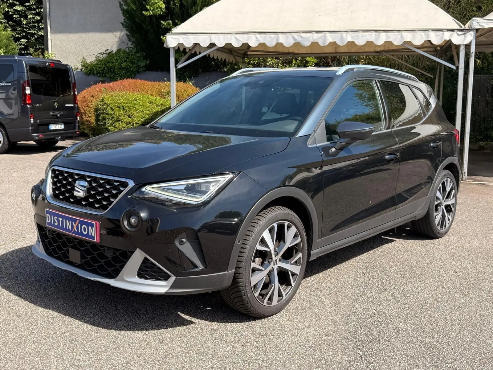 SEAT Arona noir vue 3/4 avant droit, roues alliage distinctives, calandre et phares LED marqués.