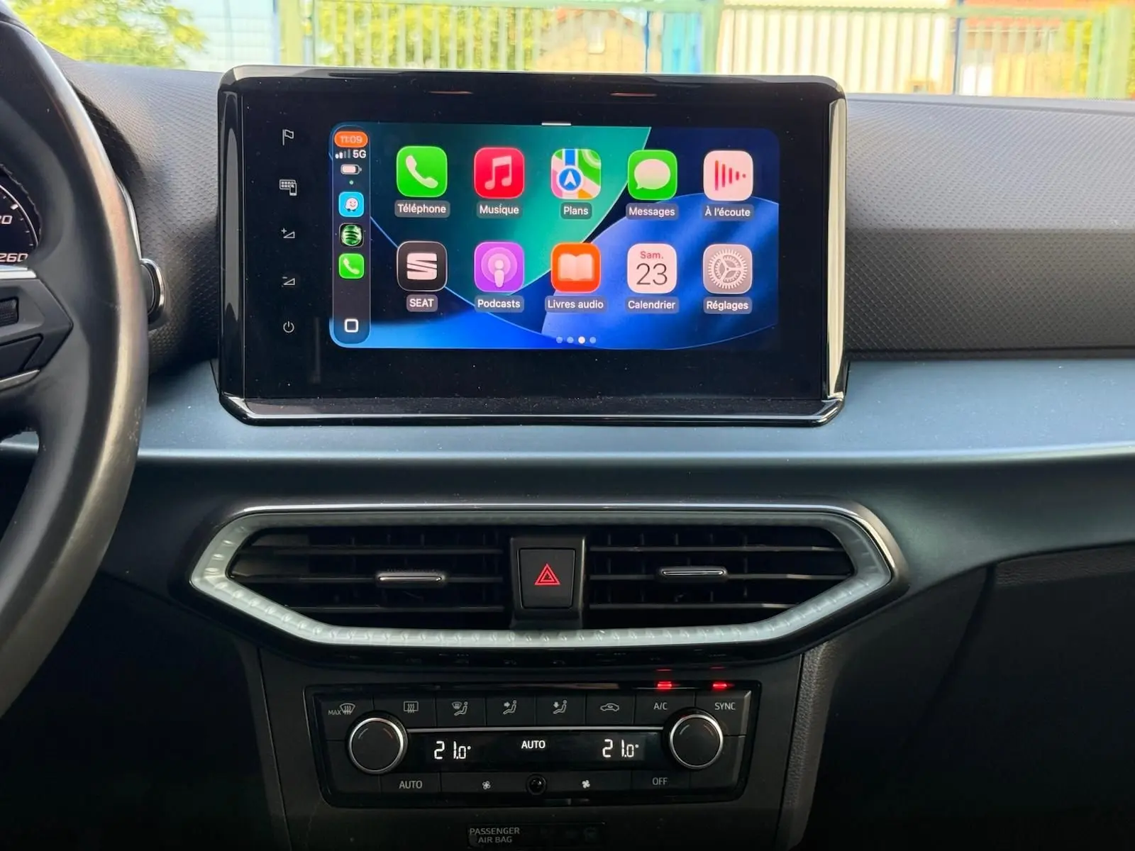 Vue intérieure frontale du tableau de bord du SEAT Arona 2022 avec écran tactile central affichant Apple CarPlay.