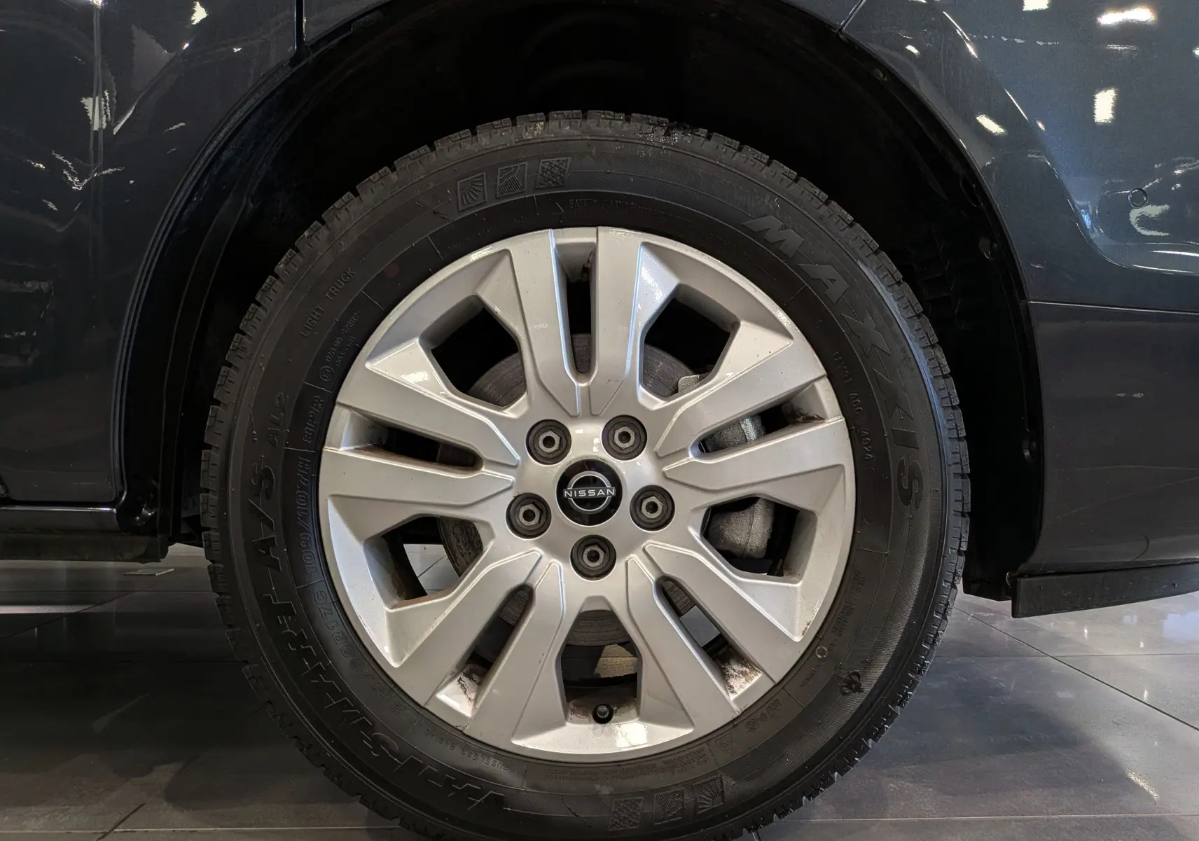 Gros plan sur la roue avant gauche gris Comète du Nissan Primastar Combi 2025 avec jante alliage à 7 branches.
