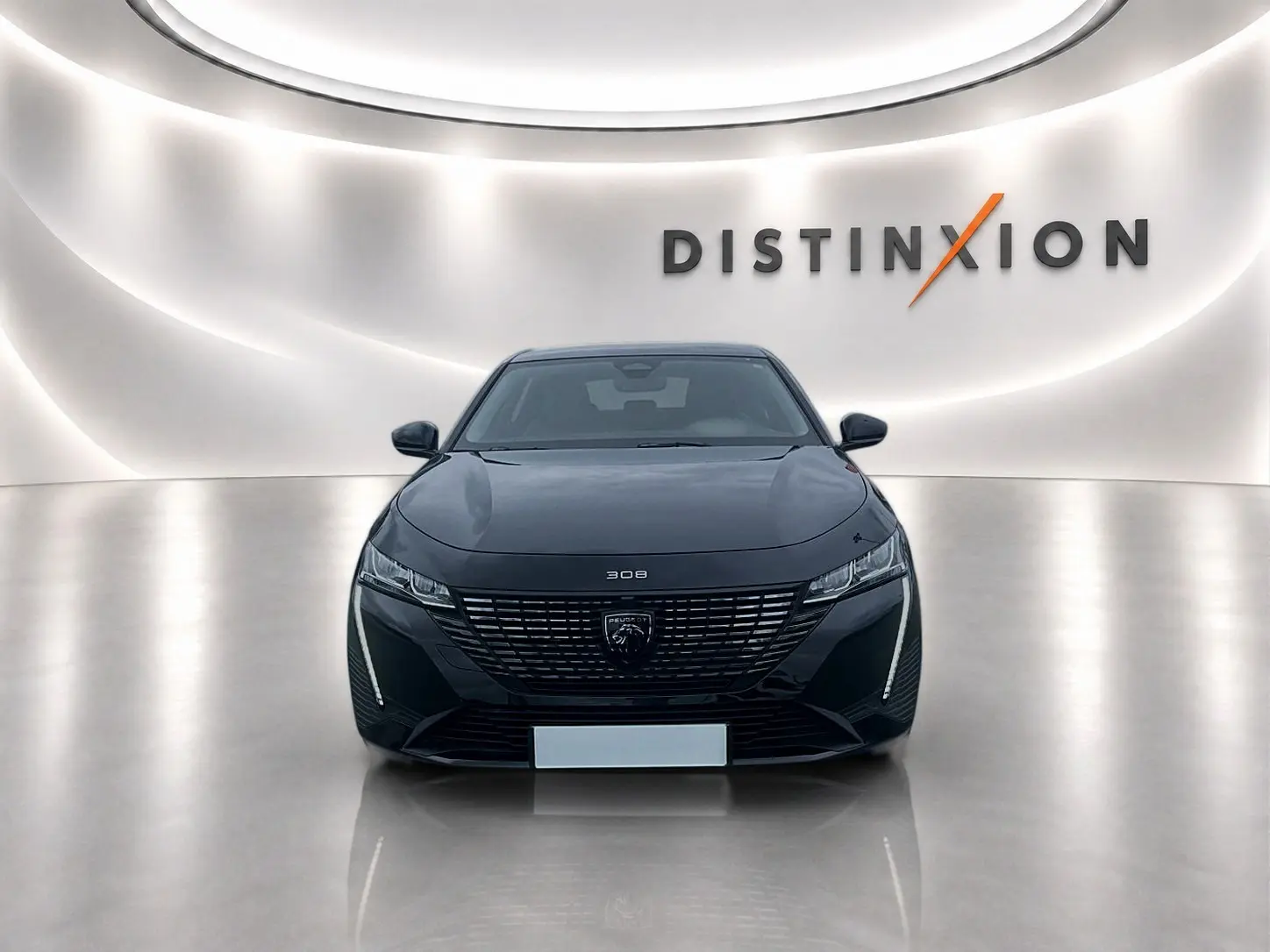 Peugeot 308 noire vue de face dans un showroom lumineux avec logo Distinxion en arrière-plan.