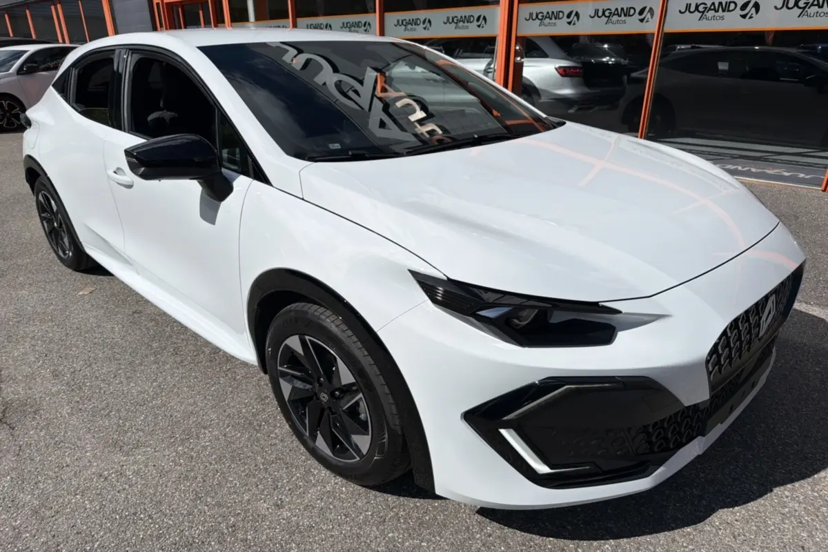 Renault Clio 6 TCE 115 EDC Techno blanc glacier vue 3/4 avant avec jantes noires et rétroviseurs noirs.