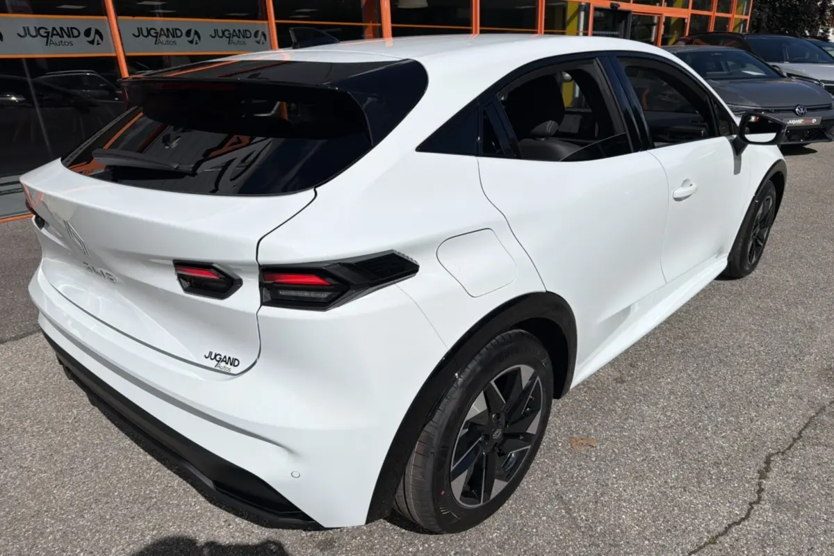 Vue 3/4 arrière droite d'une Renault Clio 6 TCE 115 EDC Techno blanc glacier avec jantes alu 16 pouces et vitres surteintées.