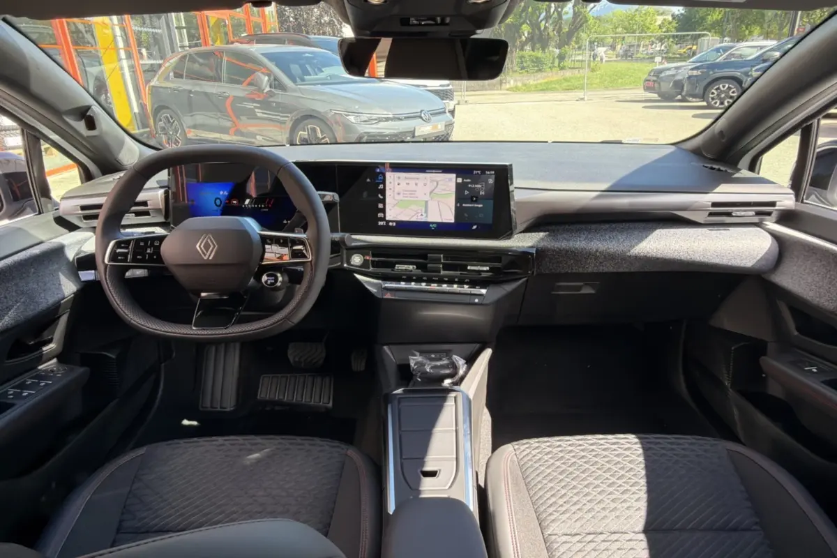 Intérieur Renault Clio 6 TCE 115 EDC Techno 2026, vue de face sur le tableau de bord et écran central tactile.