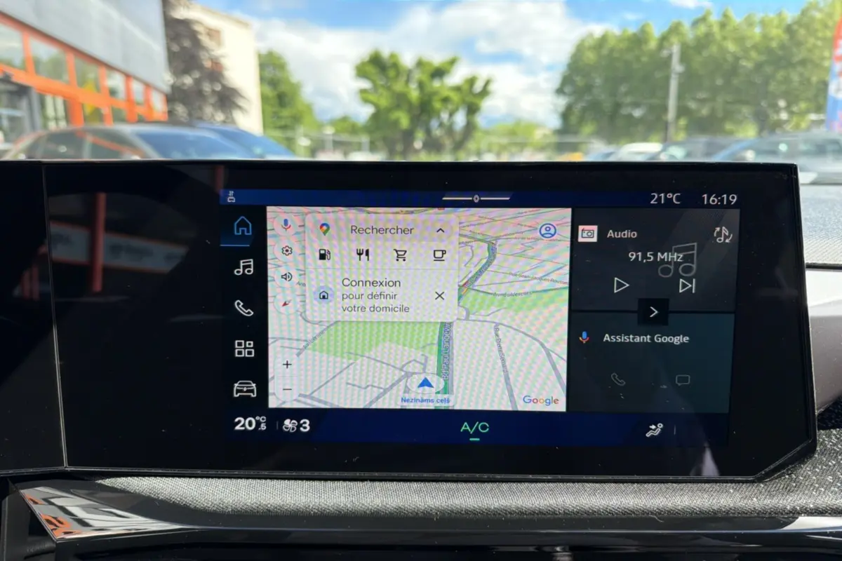 Vue rapprochée de l’écran tactile central du tableau de bord de la Renault Clio 6 TCE 115 EDC TECHNO avec navigation Google intégrée.
