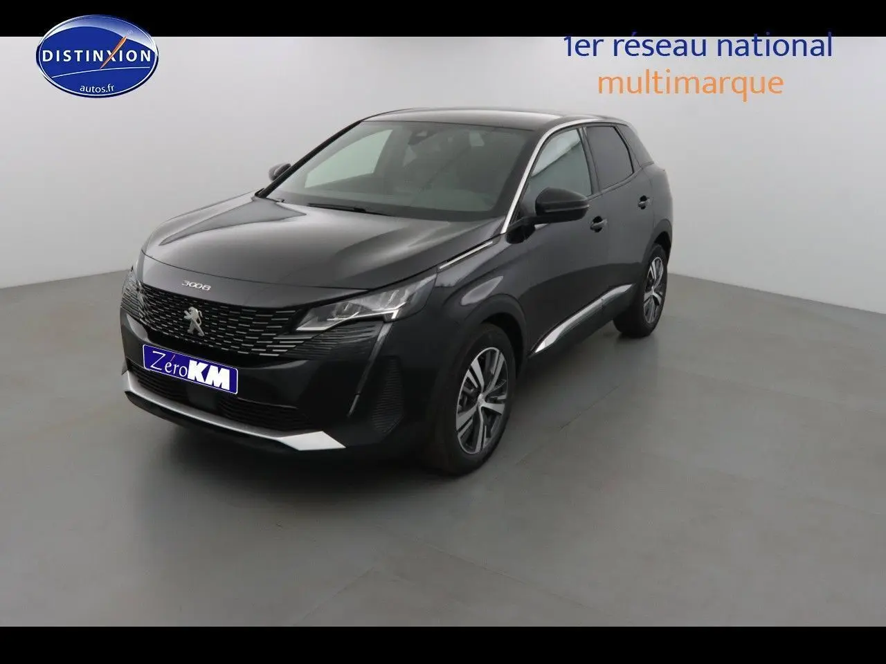 Peugeot 3008 noir métal en 3/4 avant droit dans un studio, avec calandre et phares LED distinctifs.