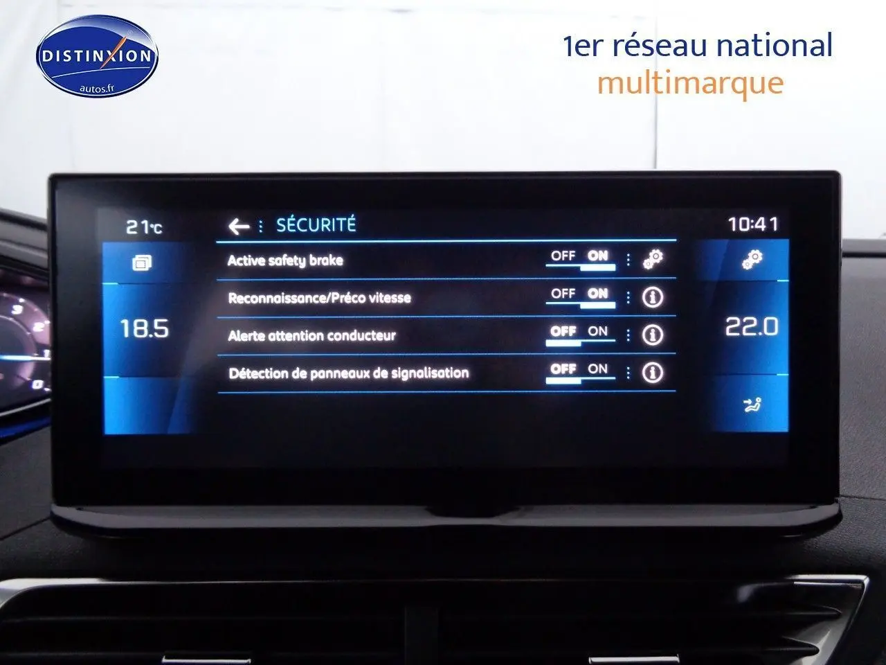 Écran tactile central affichant les réglages de sécurité dans l'habitacle d'une Peugeot 3008 noir métal 2023.