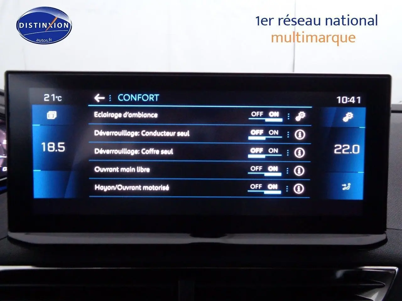 Écran tactile central du Peugeot 3008 2023 affichant les réglages de confort et d’éclairage d’ambiance.