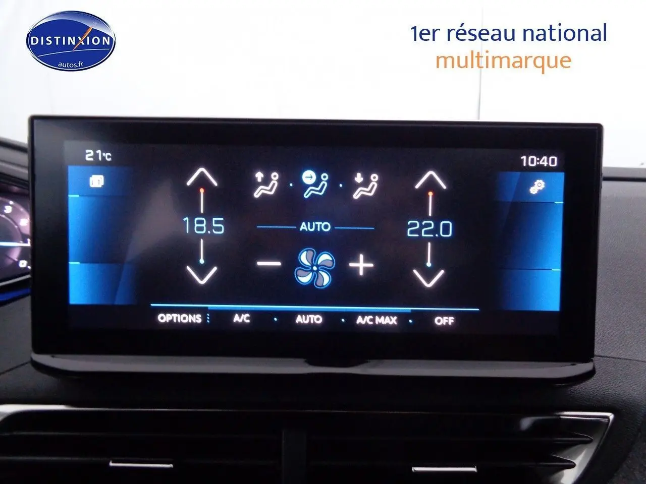 Écran tactile de climatisation affichant les réglages de température et ventilation dans un Peugeot 3008 noir métal 2023.