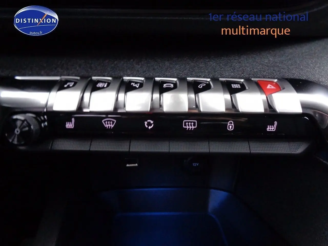 Gros plan sur la rangée de boutons argentés et noirs du tableau de bord du Peugeot 3008 noir métal, version 2023.
