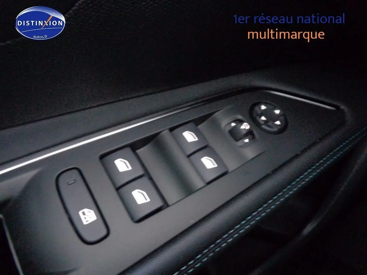 Panneau de commande des vitres électriques côté conducteur du Peugeot 3008 noir métal 2023, avec surpiqûres bleues.