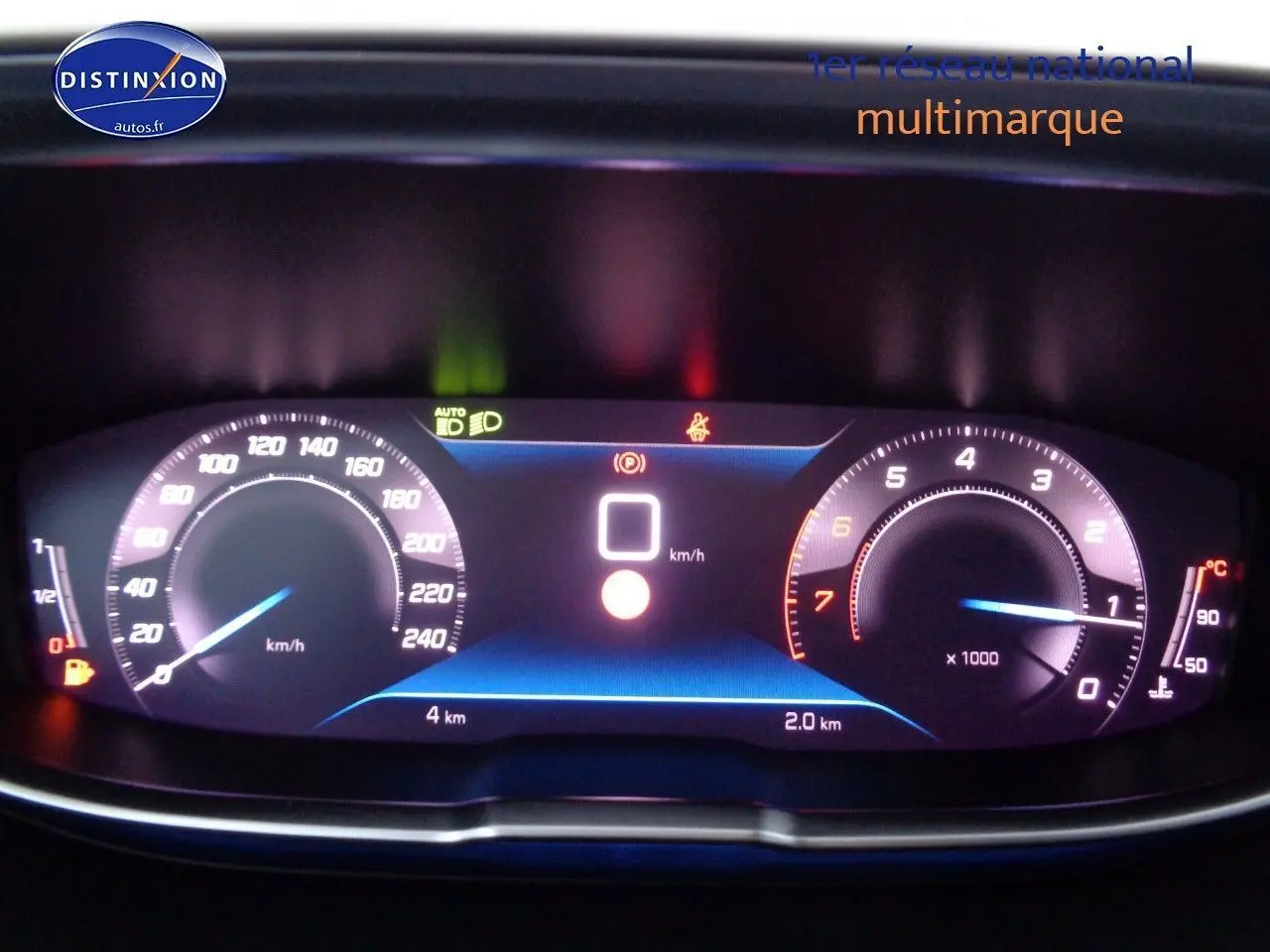 Tableau de bord numérique du Peugeot 3008 noir métal 2023, affichant vitesse, compte-tours et jauges éclairées.