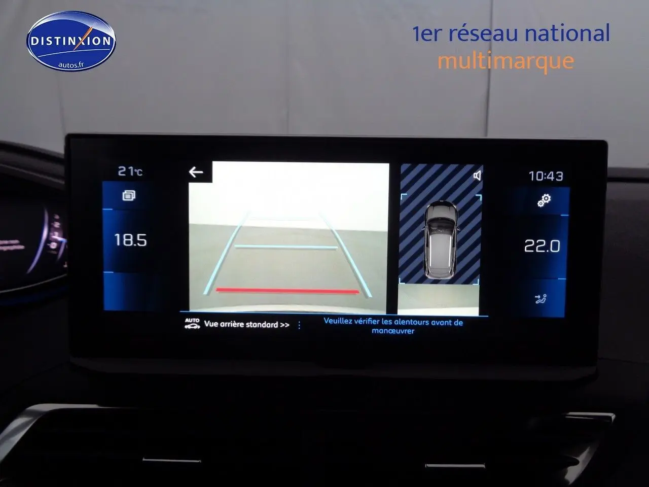 Écran central montrant la caméra de recul et l'affichage de la température intérieure du Peugeot 3008 noir métal 2023.